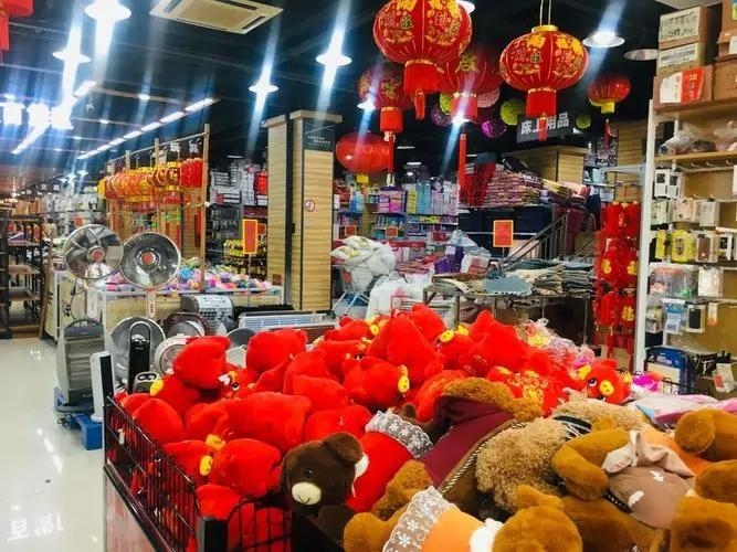 隨著歐洲杯的火熱進行,義烏制造的相關產品無處不在.