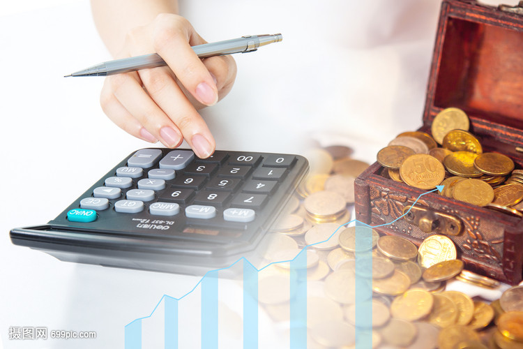 會計在桌上用計算機算賬